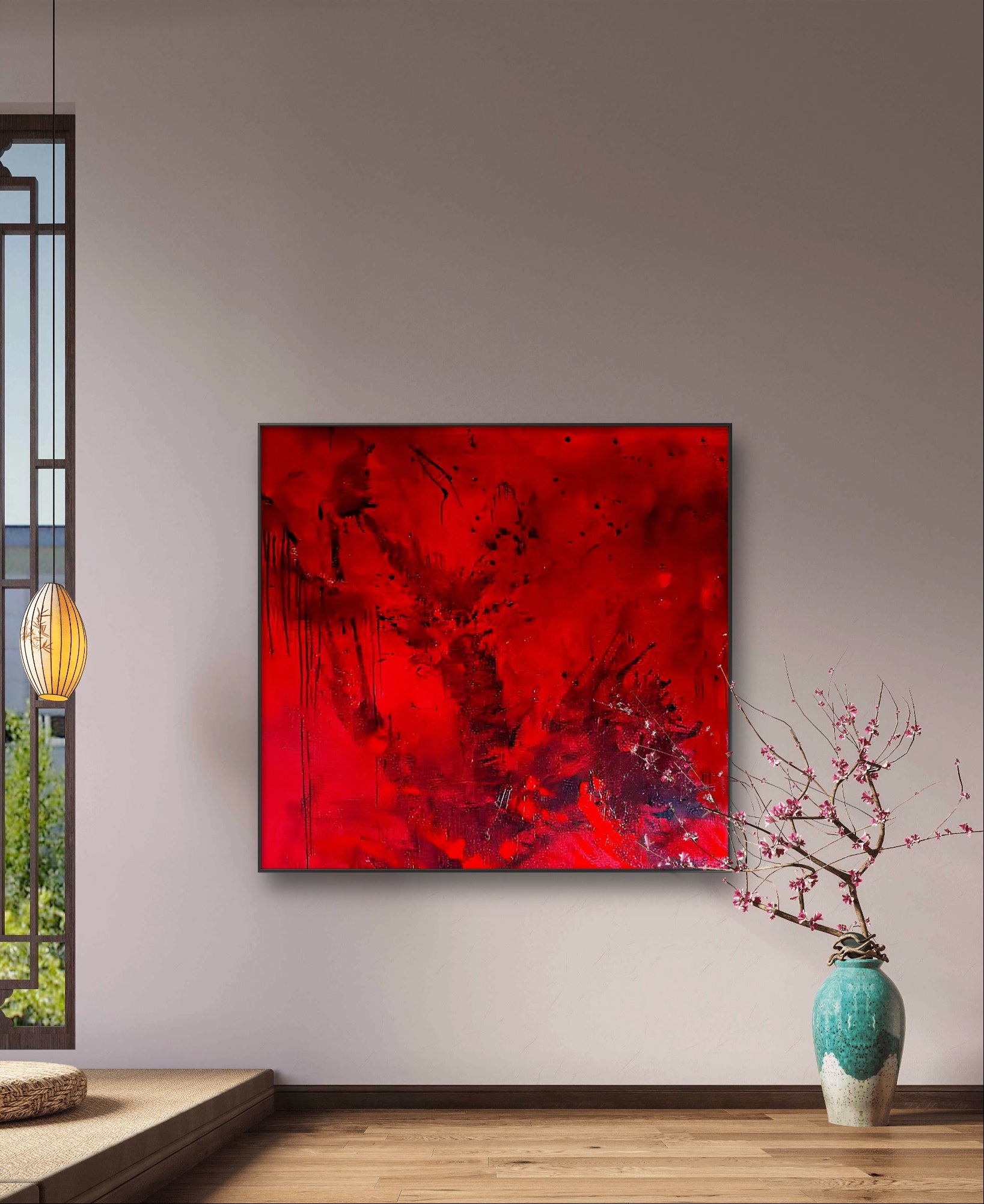 Ein modernes Zimmer mit Holzböden, natürlichem Licht durch ein hohes Fenster und einer blauen Keramikvase mit Zweigen. "Butterfly" von Conny Wachsmann, Künstlerin, hängt an der Wand und verleiht dem stilvollen Ambiente eine künstlerische Note.