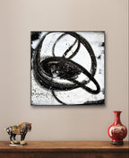 Das Kunstwerk "Nightswimming" von Conny Wachsmann, Künstlerin, mit kühnen, kreisförmigen Pinselstrichen in Schwarz und Weiß, hängt über einem Holzregal mit einer Pferdefigur und einer roten Vase und bringt einen raffinierten Stil in jeden Raum.