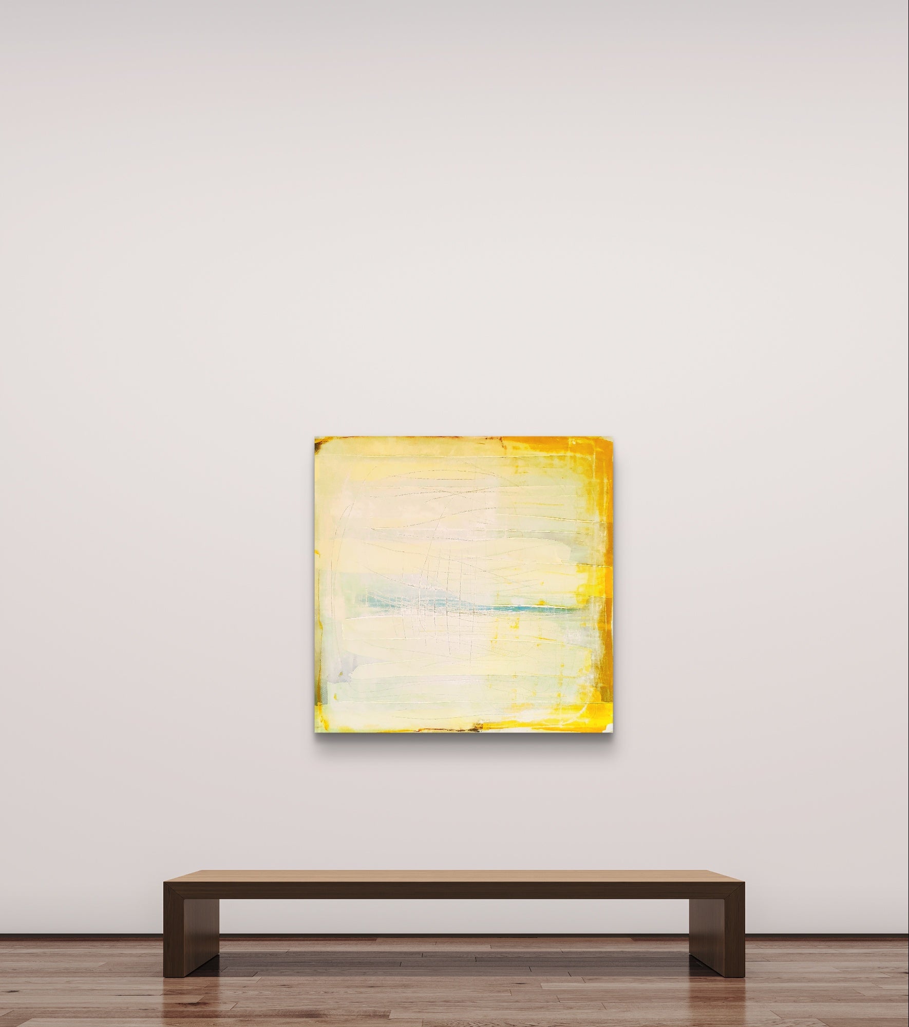 Eine minimalistische Galerie mit einer Holzbank steht „Küstenzauber II“ von Conny Wachsmann gegenüber, einer abstrakten Landschaft in sanftem Gelb, Weiß und Hellblau, die an einer weißen Wand über dem polierten Holzboden hängt.