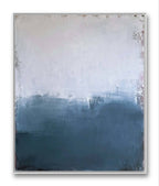 Das Gemälde "Ein Ausweg" von Conny Wachsmann zeigt sanft verschmolzene Weiß-, Grau- und Blautöne. Oben hell, unten dominiert Paynesgrau und verleiht dem Bild einen nebeligen, atmosphärischen Effekt.