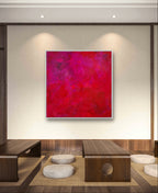 Ein moderner, minimalistischer Raum mit niedrigen Holztischen, runden Bodenkissen und dem Bilderset „Stärke“ von Conny Wachsmann, präsentiert an einer beigen Wand unter Einbauleuchten, bietet individuelle Gestaltung.