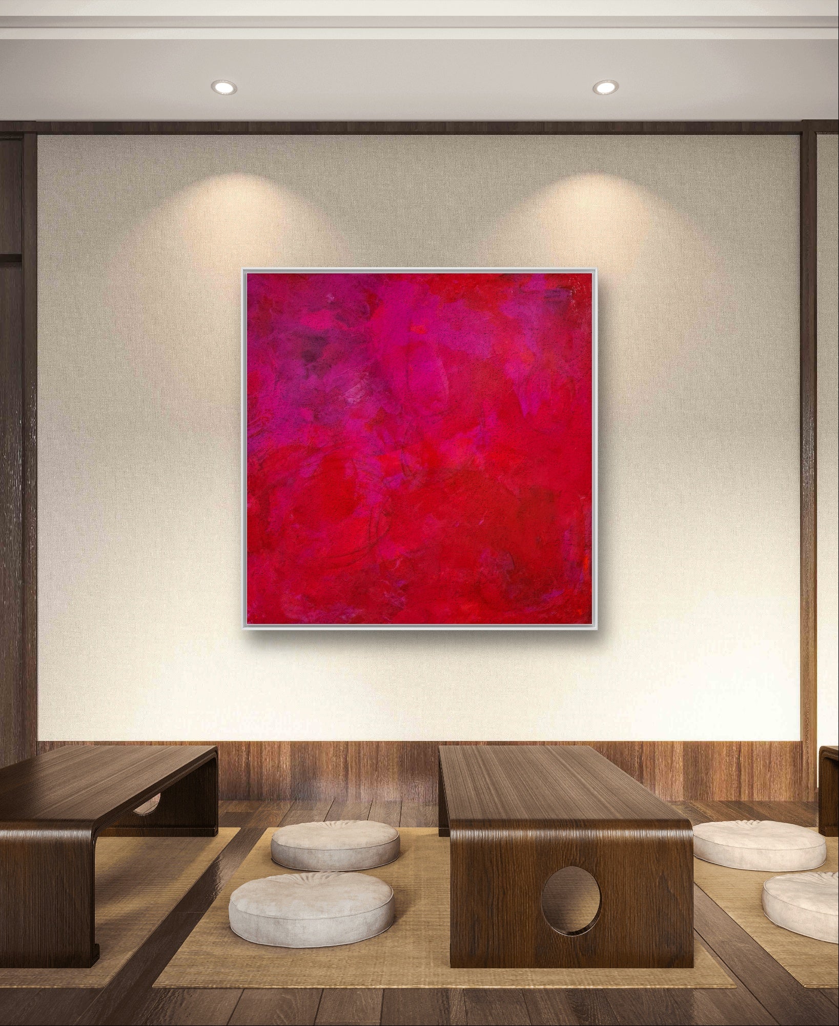 Ein moderner, minimalistischer Raum mit niedrigen Holztischen, runden Bodenkissen und dem Bilderset „Stärke“ von Conny Wachsmann, präsentiert an einer beigen Wand unter Einbauleuchten, bietet individuelle Gestaltung.