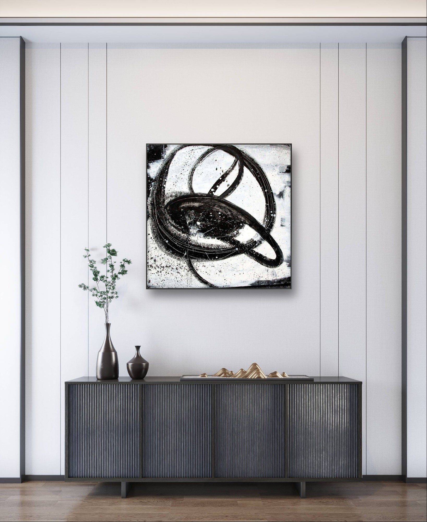 Ein moderner Konsolentisch mit dekorativen Vasen steht vor einer weiß getäfelten Wand, über der die Arbeit "Nightswimming" von Conny Wachsmann hängt, die mit ihren kühnen, wirbelnden Linien einen markanten Blickpunkt bildet.