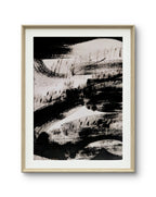 Zeichnungen & Reduktion II" von Conny Wachsmann zeigt kühne schwarze Pinselstriche auf Weiß, die eine dynamische, strukturierte Abstraktion bilden. Der helle Holzrahmen unterstreicht das markante monochrome Design - ein herausragendes minimalistisches Kunstwerk.