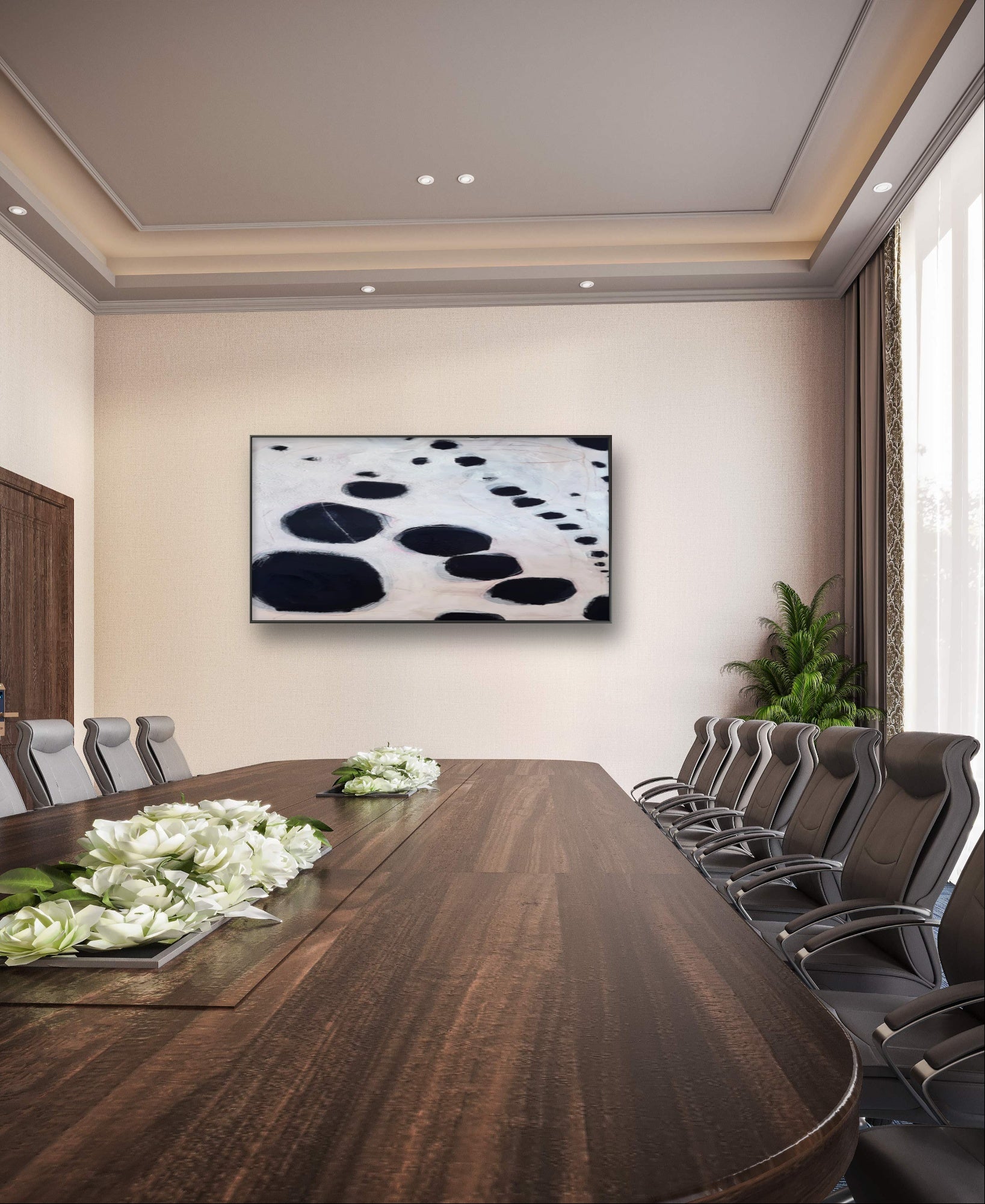 Ein moderner Konferenzraum mit einem langen Holztisch, grauen Stühlen, floralen Tischdekorationen, hohen Vorhängen, einer Eckpflanze und dem Bilderset „S/W Moderne“ der Künstlerin Conny Wachsmann als abstrakte Wandkunst.