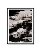 Zeichnungen & Reduktion II von Conny Wachsmann, Künstlerin, zeigt kühne, schwungvolle schwarze und weiße Pinselstriche mit strukturierten Linien. Dieses minimalistische Kunstwerk schafft einen dynamischen, modernen Look in einem einfachen schwarzen Rahmen.