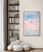 Ein modernes Wohnzimmer mit einem skulpturalen, wolkenförmigen Sofa, offenen Regalen mit Büchern und Dekoration und "Vorschiedene Weiten" von Conny Wachsmann, Künstlerin - ein atemberaubendes abstraktes Werk, das perfekt zu Ihrem Stil in der artvergnuegen galerie passt.