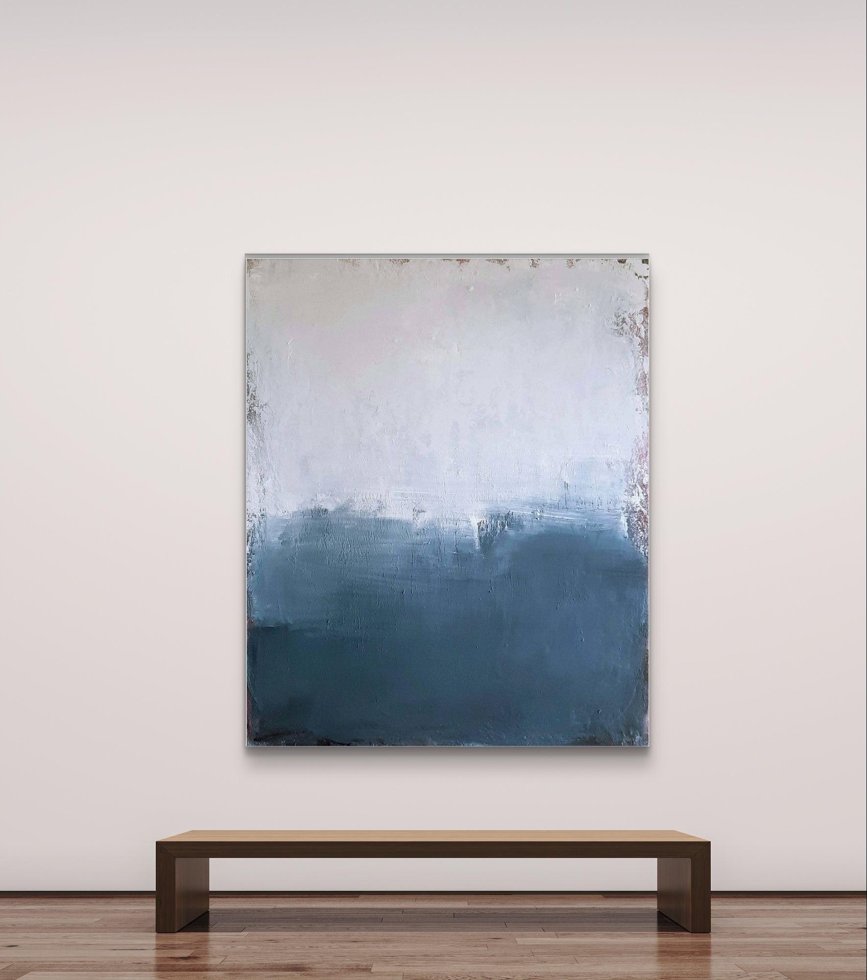 Ein Ausweg", ein großes abstraktes Kunstwerk von Conny Wachsmann, mit hellgrauen und weißen Farbtönen oben und tiefem Paynesgrau unten, hängt über einer Holzbank in einer minimalistischen Galerie.