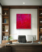 Ein modernes Büro mit Holzregalen, Büchern, Pflanzen und einem eleganten Schreibtisch. Das Bilderset „Stärke“ von Conny Wachsmann bringt Wärme hinter den schwarzen Stuhl und Monitor und schafft Raum für individuelle Gestaltung.