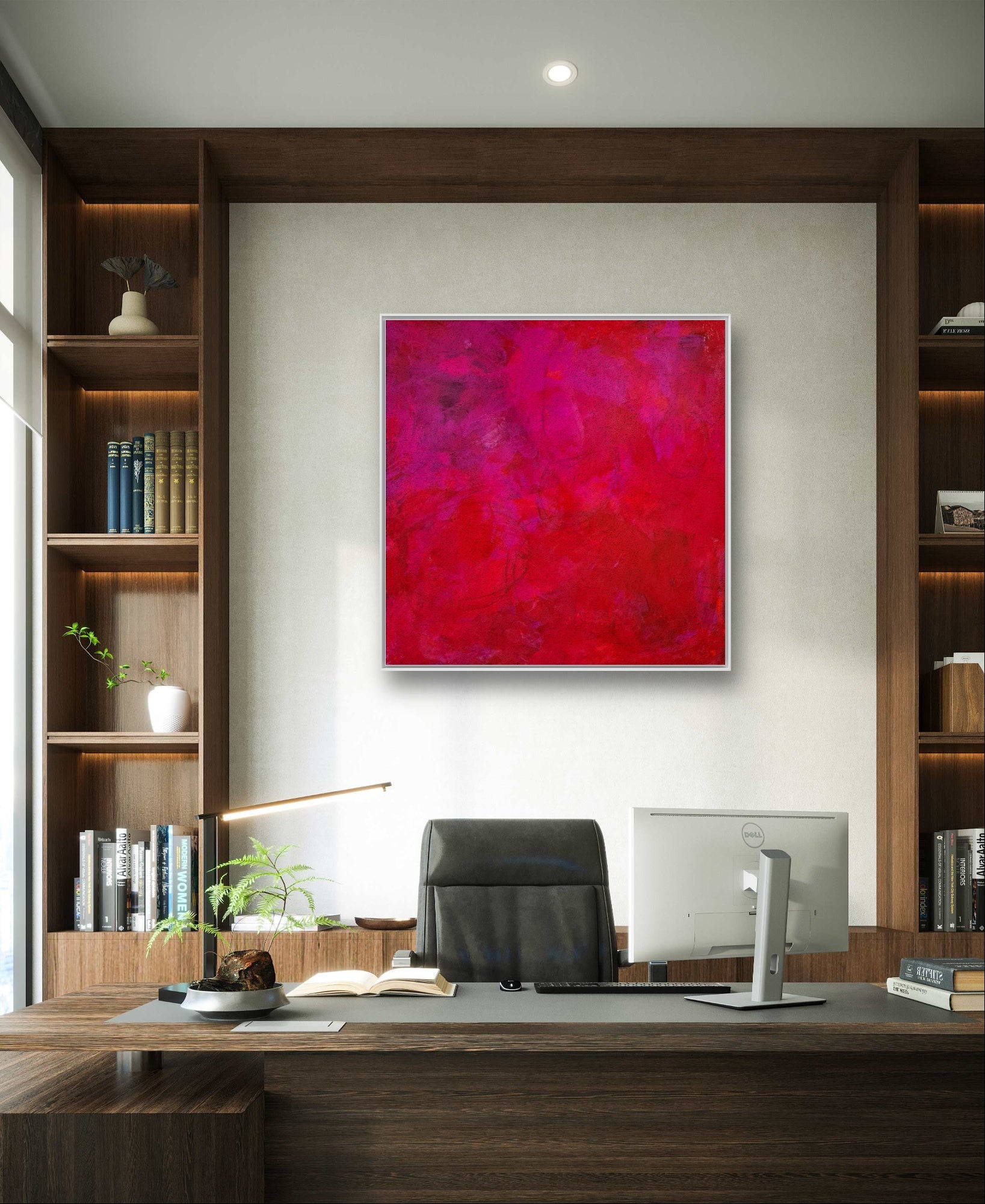 Ein modernes Büro mit Holzregalen, Büchern, Pflanzen und einem eleganten Schreibtisch. Das Bilderset „Stärke“ von Conny Wachsmann bringt Wärme hinter den schwarzen Stuhl und Monitor und schafft Raum für individuelle Gestaltung.