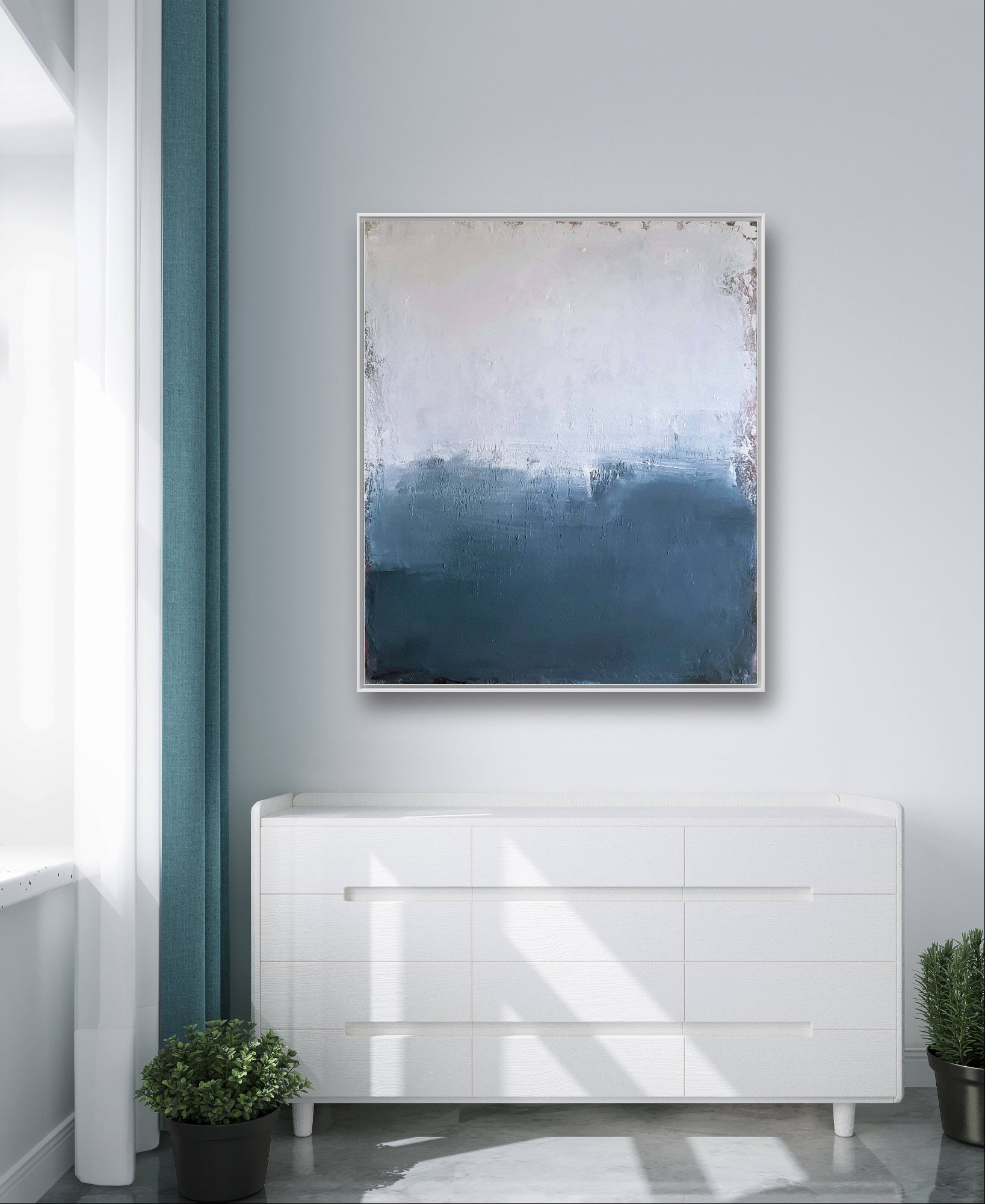 Ein minimalistisches Zimmer mit einer weißen Kommode, einer Topfpflanze und "Ein Ausweg" von Conny Wachsmann - ein abstraktes Kunstwerk in Blau, Weiß und Payne's Grau - hängt an einer hellgrauen Wand neben einem Fenster mit tealfarbenen Vorhängen.