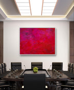 Ein moderner Konferenzraum mit einem langen Tisch, schwarzen Stühlen und einem kleinen Pflanzenaufsatz präsentiert individuelle Gestaltung und das Bilderset „Stärke“ von Conny Wachsmann in kräftigen Rottönen an der Wand unter einer hellen Deckenleuchte.