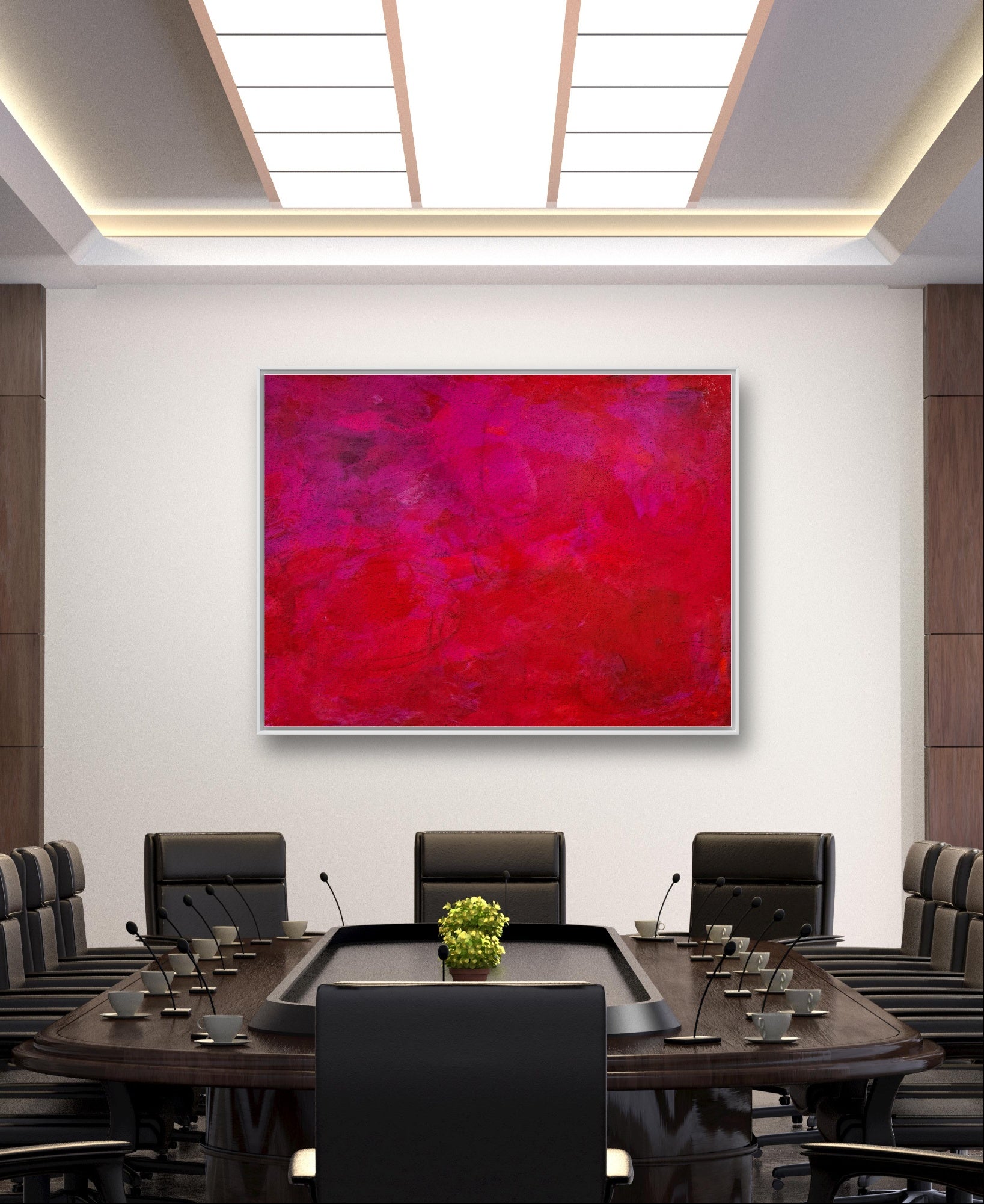 Ein moderner Konferenzraum mit einem langen Tisch, schwarzen Stühlen und einem kleinen Pflanzenaufsatz präsentiert individuelle Gestaltung und das Bilderset „Stärke“ von Conny Wachsmann in kräftigen Rottönen an der Wand unter einer hellen Deckenleuchte.