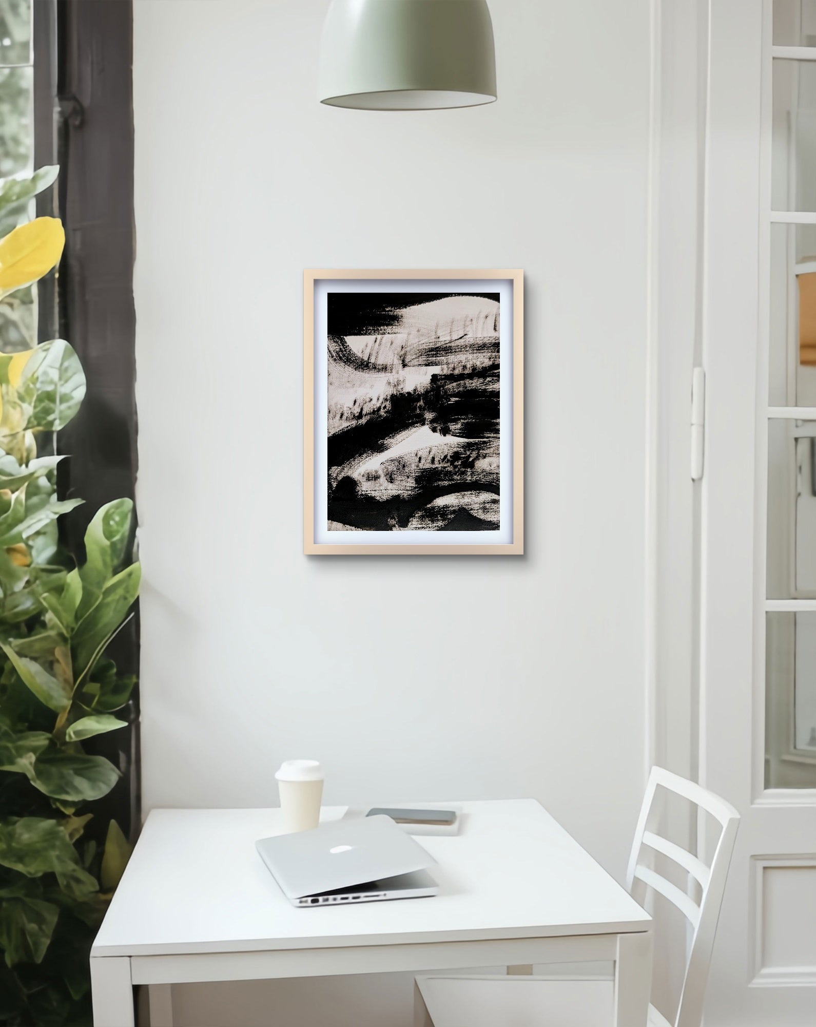 Ein kleiner weißer Schreibtisch mit einem Laptop, einem Pappbecher und einem Stuhl steht an einem Fenster mit Grünpflanzen. "Zeichnungen & Reduktion II" von Conny Wachsmann, Künstlerin, hängt als moderne Minimal Art an der angrenzenden weißen Wand.