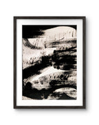 Zeichnungen & Reduktion II von Conny Wachsmann, Künstlerin zeigt abstrakte schwarz-weiße minimalistische Kunst mit kräftigen Pinselstrichen, gerahmt in einem schlichten dunklen Holzrahmen mit weißem Passepartoutrand.