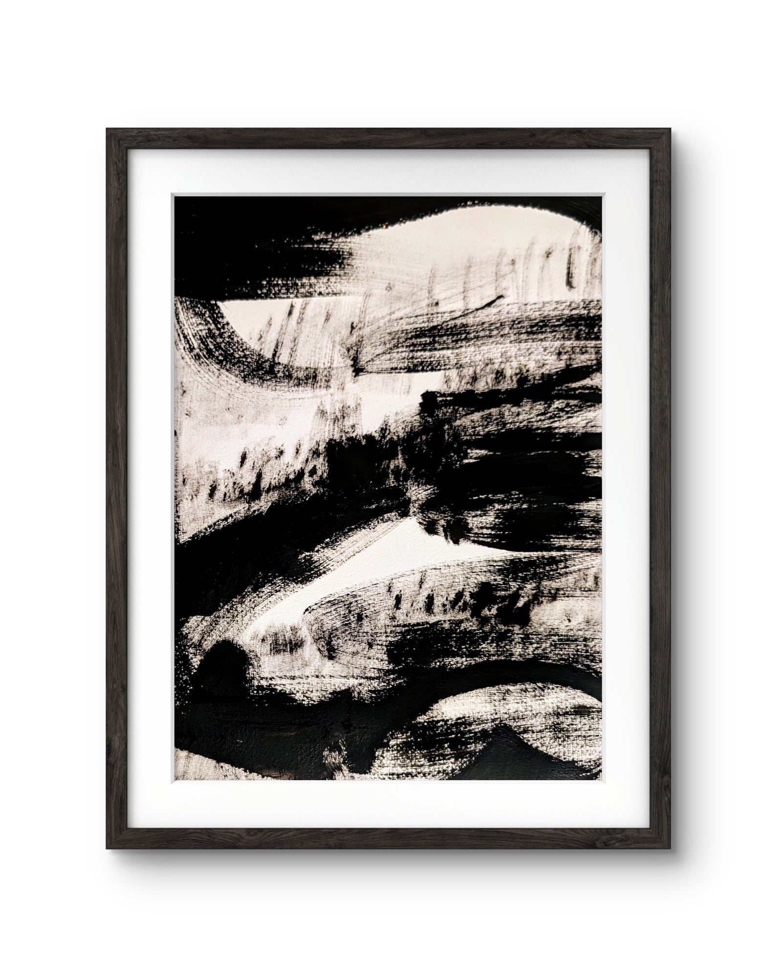 Zeichnungen & Reduktion II von Conny Wachsmann, Künstlerin zeigt abstrakte schwarz-weiße minimalistische Kunst mit kräftigen Pinselstrichen, gerahmt in einem schlichten dunklen Holzrahmen mit weißem Passepartoutrand.