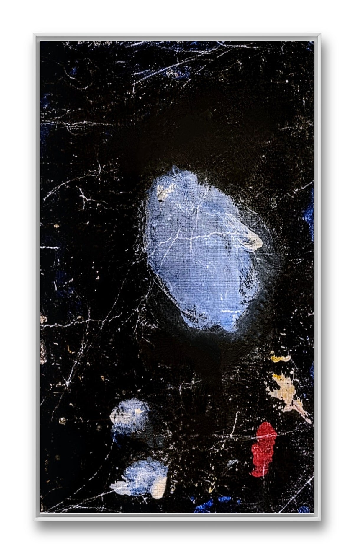 Blick ins Unendliche – modernes Leinwandbild, Detailansicht Motiv 1.0. Tiefenraum und abstrakte Fantasie
Ein tiefschwarzer Hintergrund trifft auf drei markante hellblaue Flecken, die das Bild