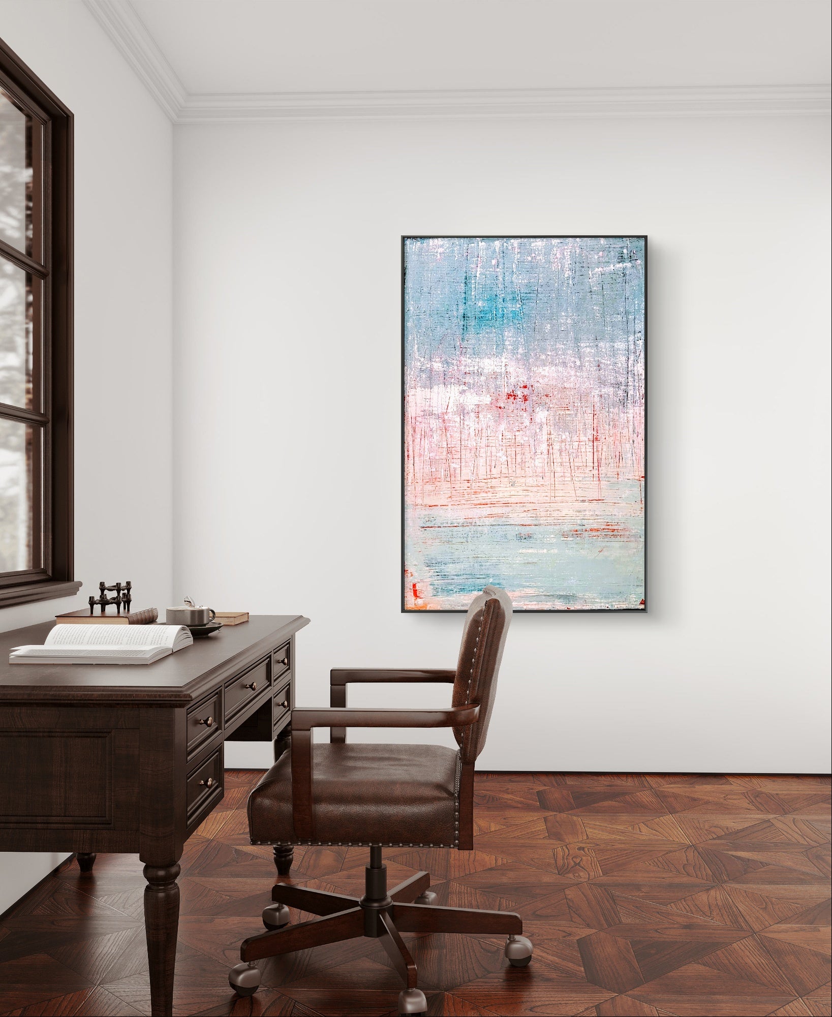 Ein aufgeräumtes Heimbüro mit dunklem Holzschreibtisch und braunem Ledersessel ist mit Fischgrätparkett ausgestattet. Über dem Schreibtisch setzt das Bild "Vorschiedene Weiten" von Conny Wachsmann einen modernen Akzent an der weißen Wand.