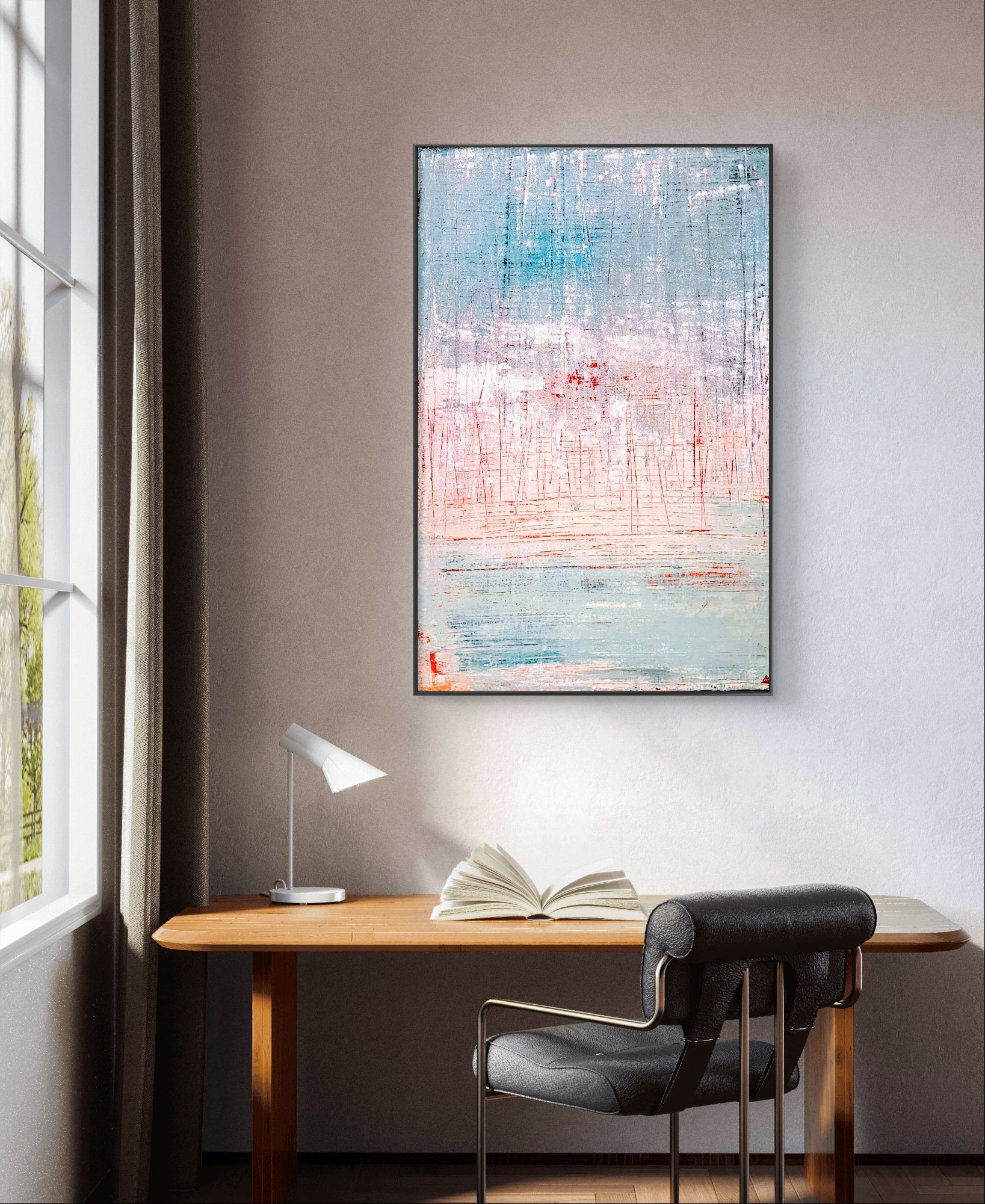 Ein minimalistischer Arbeitsbereich mit einem Holzschreibtisch, einem offenen Buch, einer modernen Lampe, einem schwarzen Stuhl und "Vorschiedene Weiten" von Conny Wachsmann an der hellgrauen Wand. Natürliches Licht strömt durch ein Fenster herein.