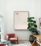 Ein modernes, minimalistisches Wohnzimmer mit „Gedankenregen“ von Conny Wachsmann als Mittelpunkt, zwei rosa Sesseln, einem runden grünen Tisch, einer grünen Topfpflanze, einem Konsolentisch und einfallendem Tageslicht.