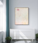 Ein minimalistisch-moderner Raum mit einer weißen Kommode, Topfpflanzen und „Gedankenregen“, einem maßgeschneiderten Unikat der Künstlerin Conny Wachsmann – einem abstrakten Pastellkunstwerk mit einem rosa Fleck – das an einer hellgrauen Wand hängt.