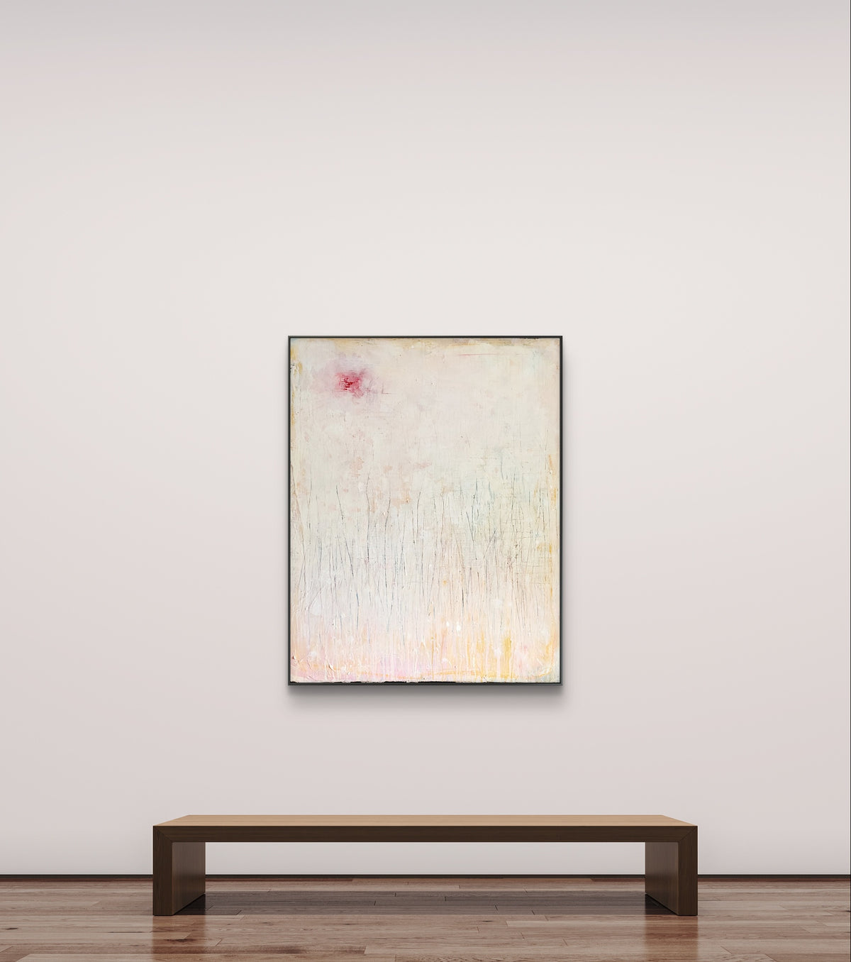 An einer minimalistischen Kunstgaleriewand hängt „Gedankenregen“, ein großes, einzigartiges abstraktes Gemälde von Conny Wachsmann in blassen Farben und mit einem Hauch von Rosa, das über einer einfachen Holzbank auf einem polierten Boden hängt.