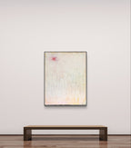 An einer minimalistischen Kunstgaleriewand hängt „Gedankenregen“, ein großes, einzigartiges abstraktes Gemälde von Conny Wachsmann in blassen Farben und mit einem Hauch von Rosa, das über einer einfachen Holzbank auf einem polierten Boden hängt.