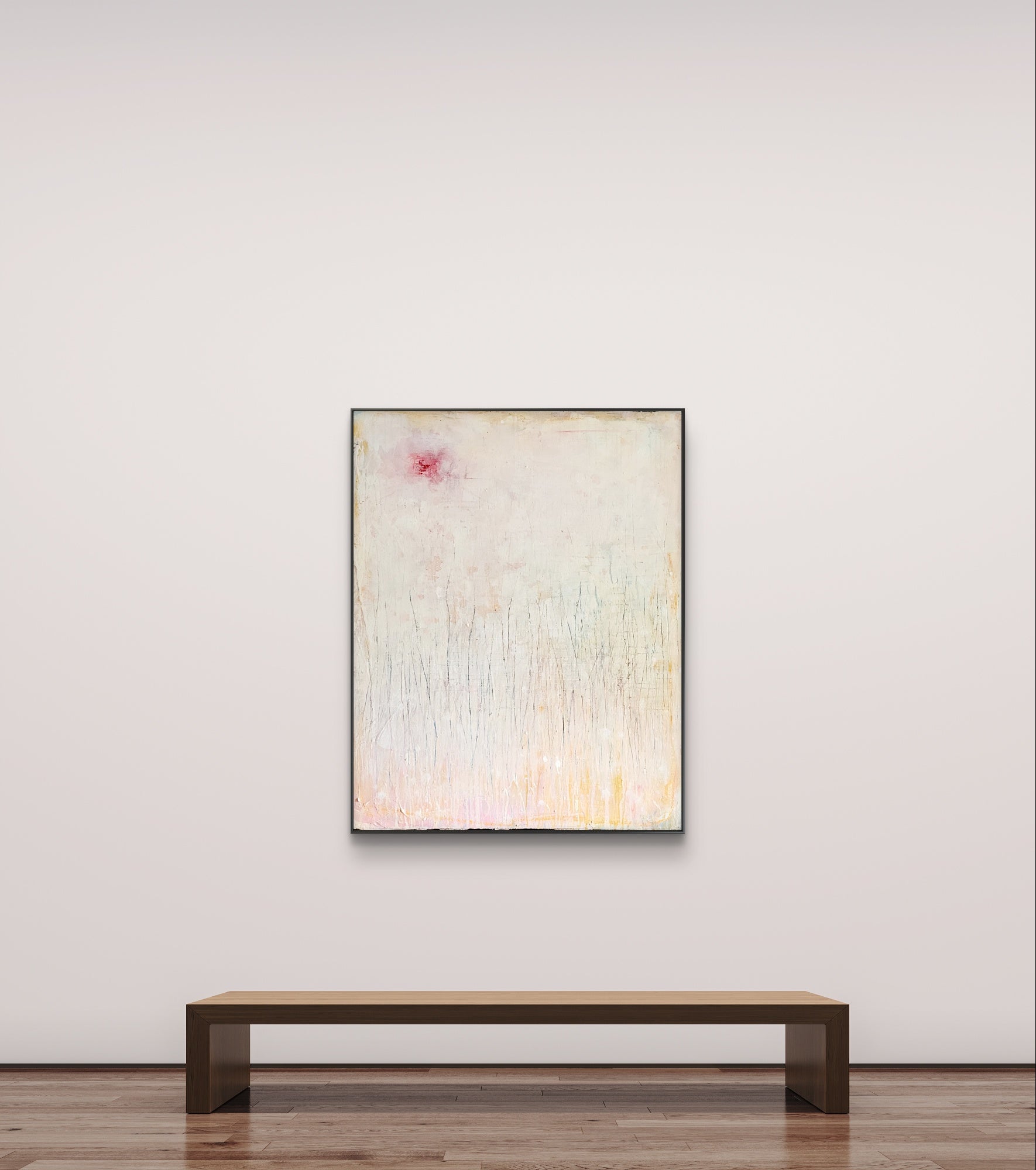 An einer minimalistischen Kunstgaleriewand hängt „Gedankenregen“, ein großes, einzigartiges abstraktes Gemälde von Conny Wachsmann in blassen Farben und mit einem Hauch von Rosa, das über einer einfachen Holzbank auf einem polierten Boden hängt.