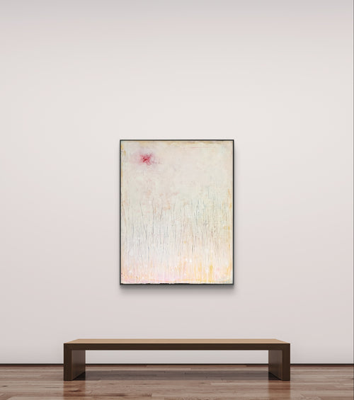 An einer minimalistischen Kunstgaleriewand hängt „Gedankenregen“, ein großes, einzigartiges abstraktes Gemälde von Conny Wachsmann in blassen Farben und mit einem Hauch von Rosa, das über einer einfachen Holzbank auf einem polierten Boden hängt.