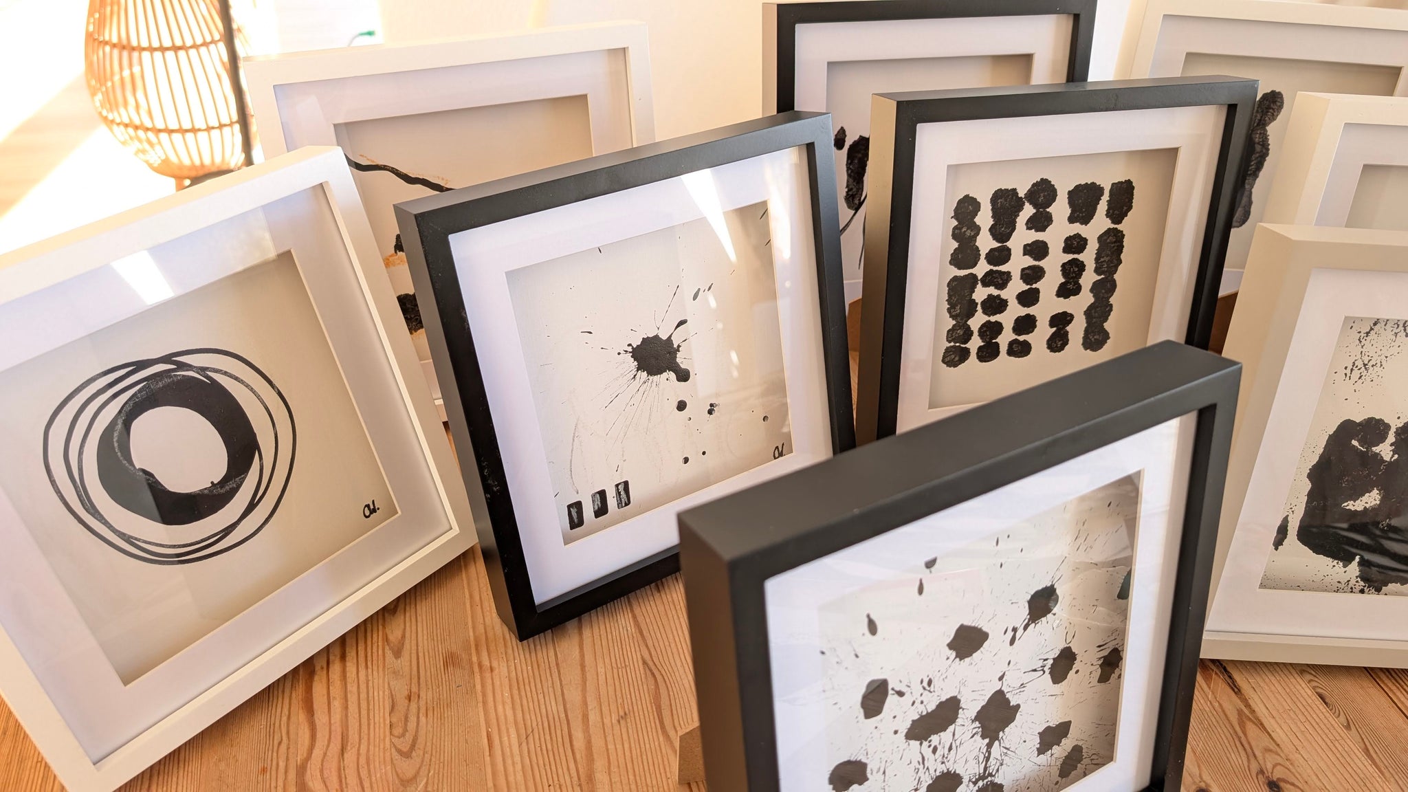 Detailaufnahme Schwarzweiß Zeichnung in freier Tusche-Technik – direkt lieferbares Acrylbild in nan, moderne Wandkunst für Interior Design