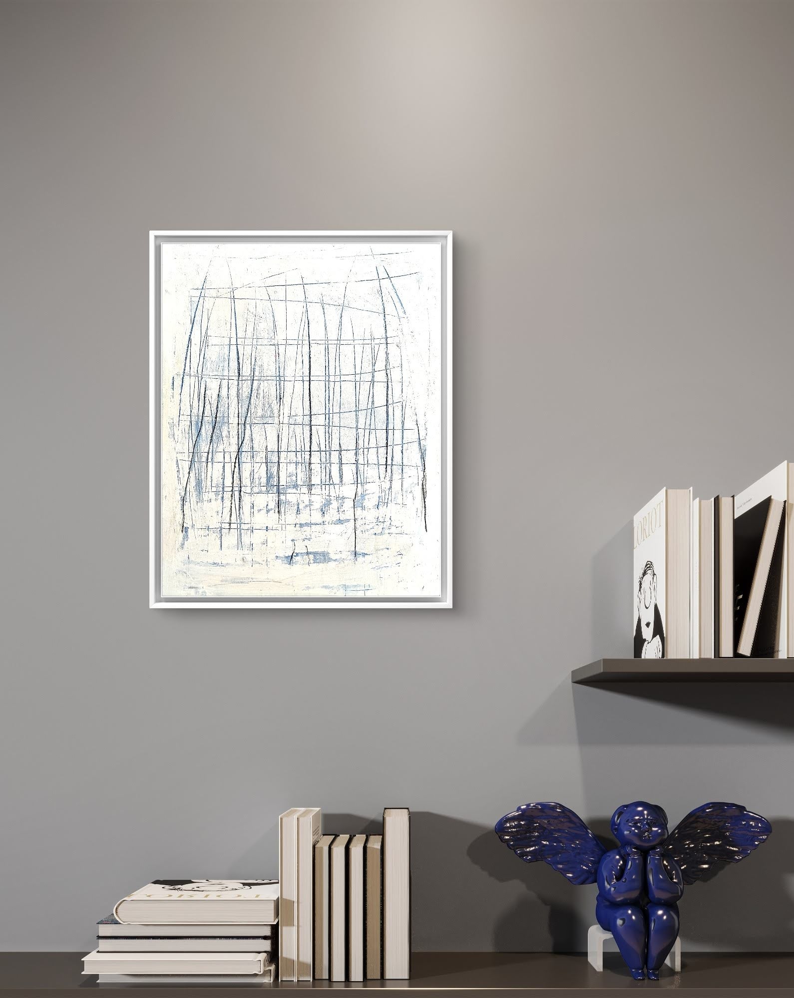 An einer modernen grauen Wand hängt „Feldlinien“, ein abstraktes Unikat mit feinen Linienstrukturen der Künstlerin Conny Wachsmann, eingerahmt über Regalen mit Büchern und einer blau geflügelten Engelsfigur, die auf dem unteren Regal sitzt.