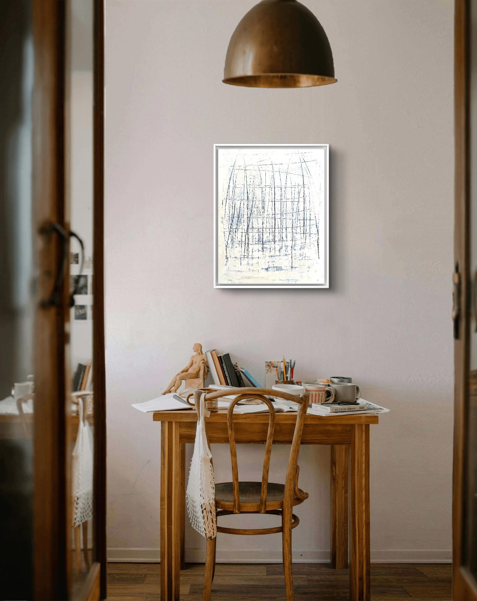 Ein gemütlicher Holzschreibtisch mit Künstlerutensilien, einer Tasse und einer Schaufensterpuppe steht an einer hellen Wand. Darüber hängt „Feldlinien“, ein Acrylbild auf Leinwand der Künstlerin Conny Wachsmann, ergänzt durch eine braune Hängelampe und einen Holzstuhl.