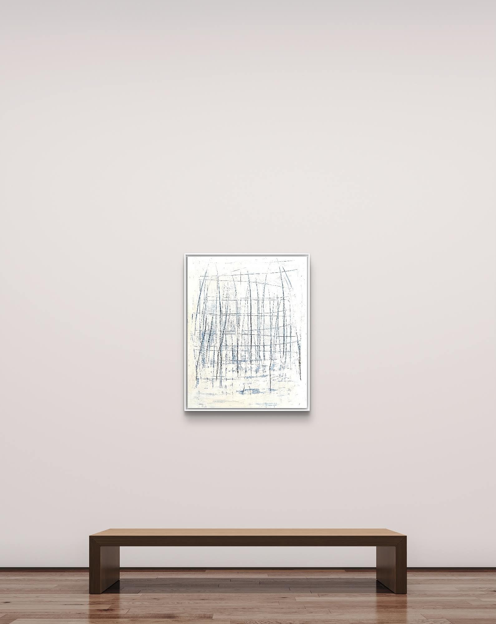 In einem minimalistischen Galerieraum mit einer Holzbank auf poliertem Boden ist „Feldlinien“ zu sehen, ein Acrylbild auf Leinwand der Künstlerin Conny Wachsmann mit feiner Linienstruktur, das auf einer schlichten, hellen Wand ausgestellt ist.