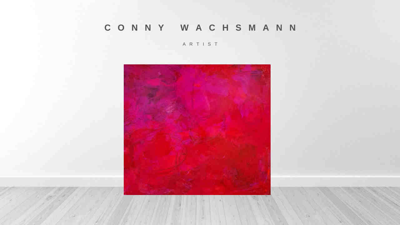 Das Bilderset „Stärke“ der Künstlerin Conny Wachsmann mit leuchtend roter und rosa abstrakter Kunst wird auf einer weißen Wand über einem hellen Holzboden präsentiert und unterstreicht das einzigartige Design der Szene.