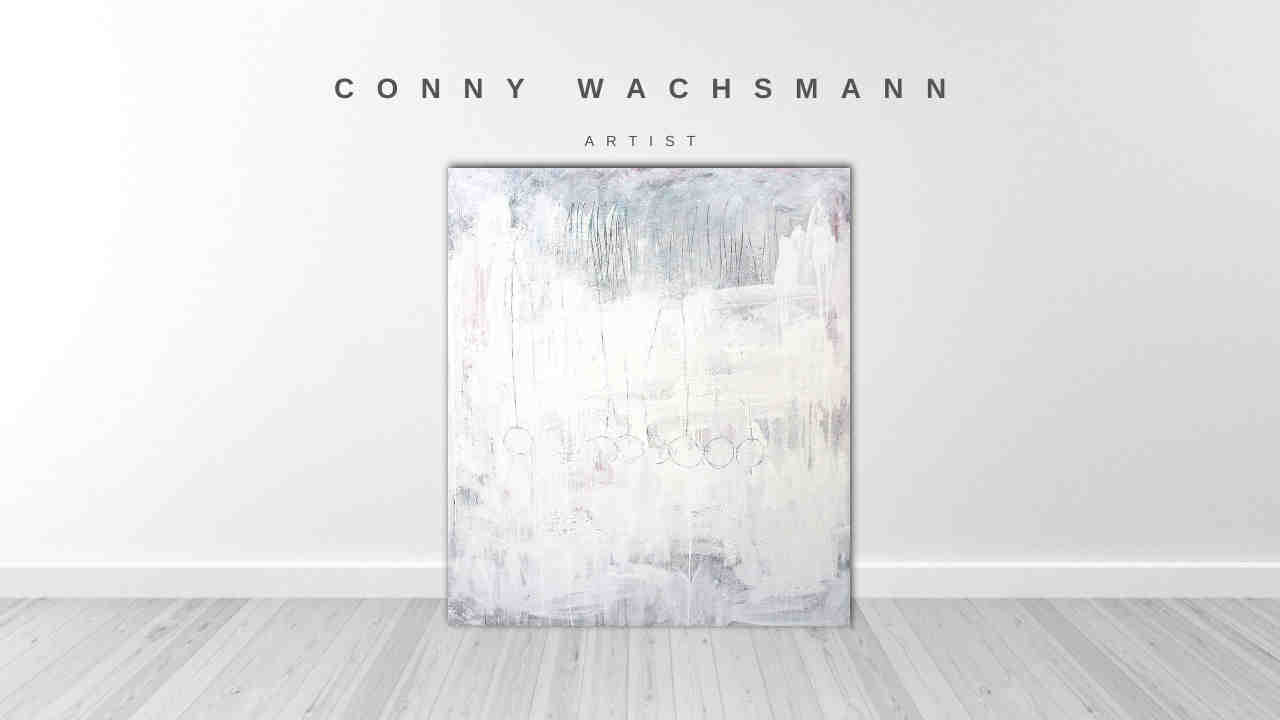 An einer weißen Wand steht der Text "Conny Wachsmann, Künstlerin" über dem Gemälde "Stiller Spaziergang", das mit hellen Pastellfarben und strukturierten Pinselstrichen auf einem hellen Holzboden Ruhe und Entspannung ausstrahlt.