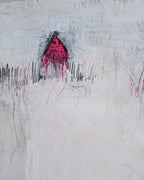 „Stille Spur“ von der Künstlerin Conny Wachsmann zeigt einen rauen weißen und grauen Hintergrund, eine kleine leuchtend rote hausähnliche Form in der Mitte, schwarze Kritzeleien und eine strukturierte Oberfläche – ein originelles abstraktes Gemälde.