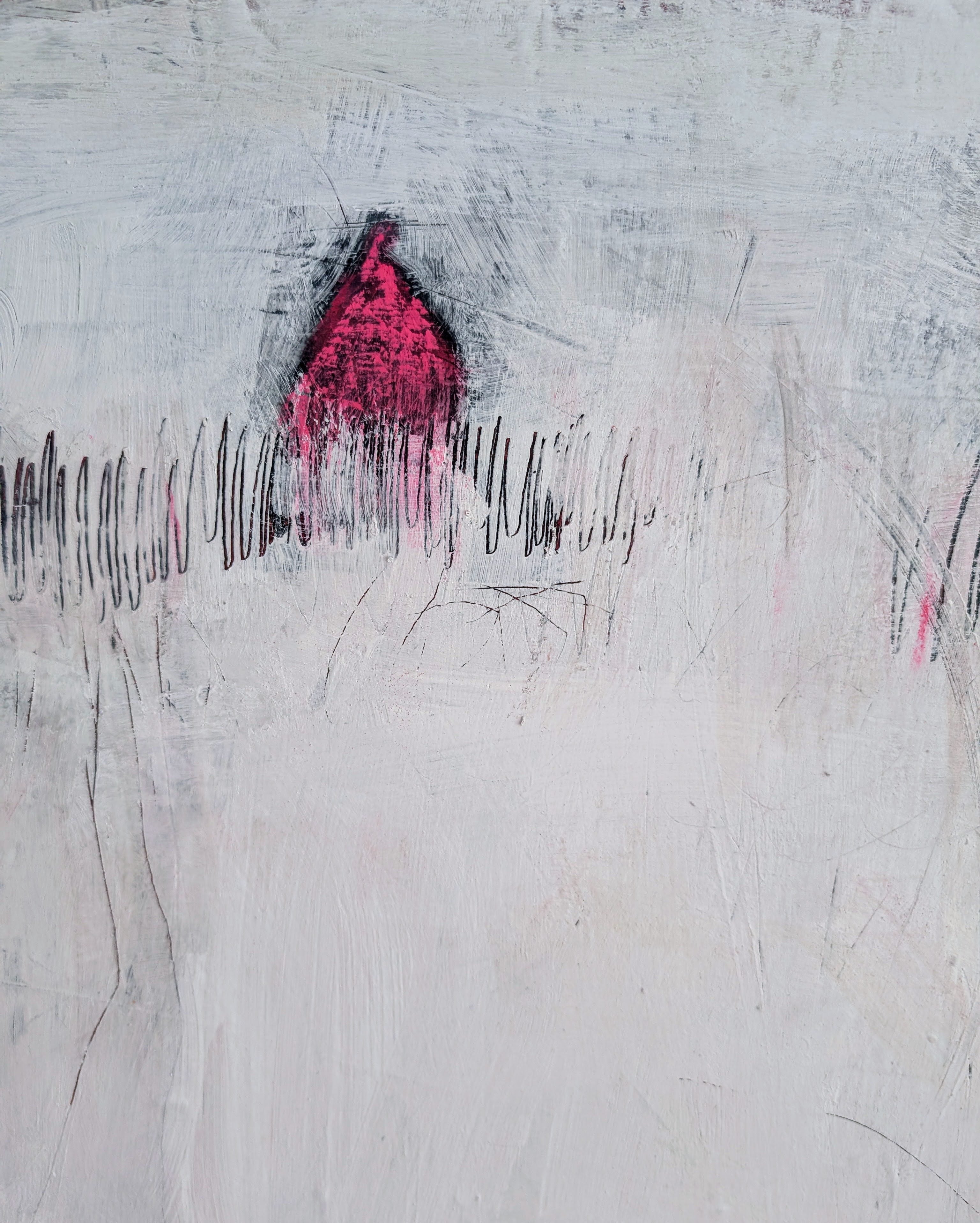 „Stille Spur“ von der Künstlerin Conny Wachsmann zeigt einen rauen weißen und grauen Hintergrund, eine kleine leuchtend rote hausähnliche Form in der Mitte, schwarze Kritzeleien und eine strukturierte Oberfläche – ein originelles abstraktes Gemälde.