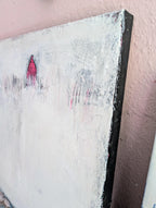 Eine Nahaufnahme von „Stille Spur“ von Conny Wachsmann zeigt ein strukturiertes abstraktes Originalgemälde auf Leinwand: überwiegend weiß mit sanften schwarzen und rosa Flecken sowie einer kleinen roten Hausform oben links – moderne Kunst in Perfektion.