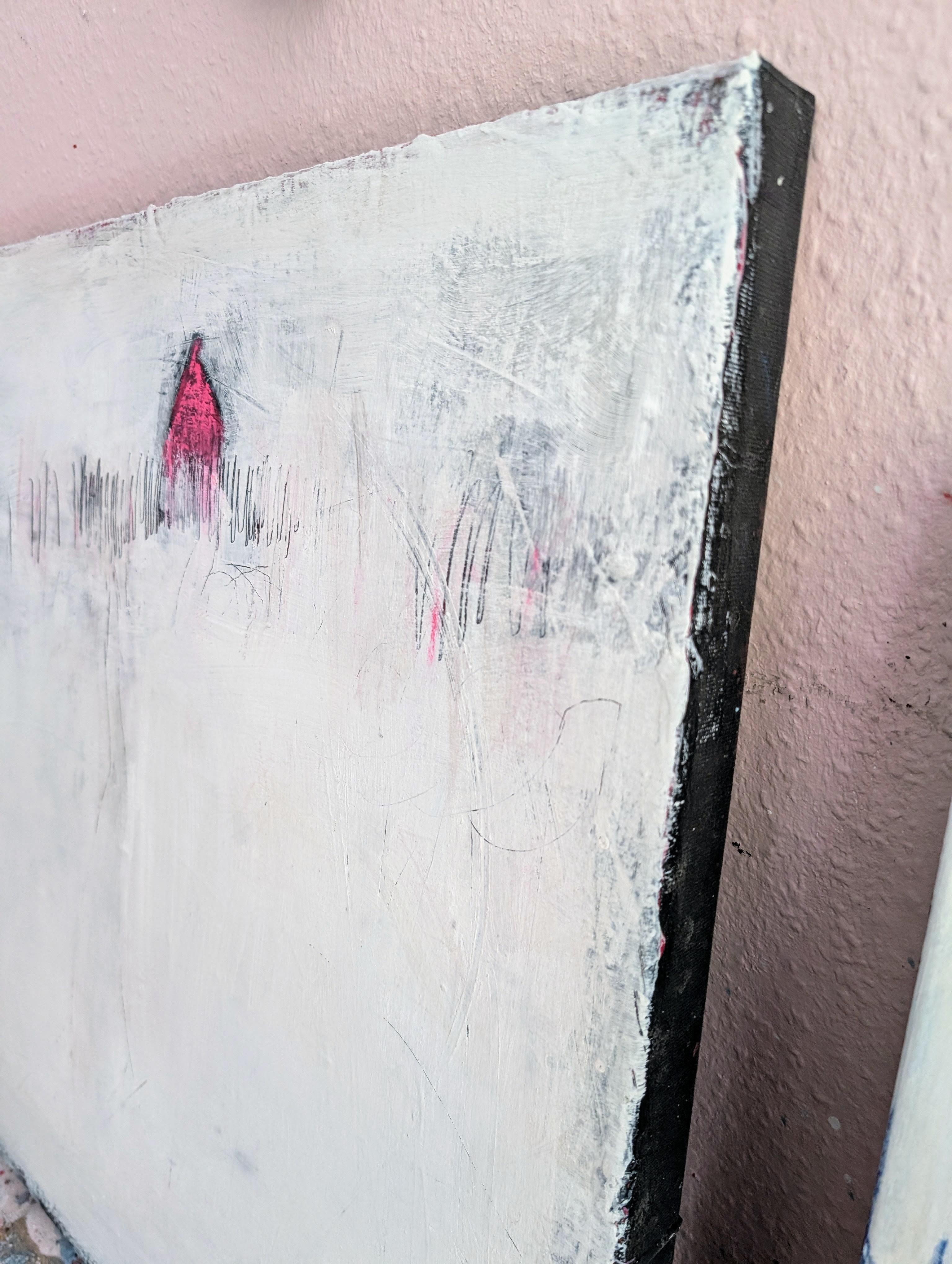 Eine Nahaufnahme von „Stille Spur“ von Conny Wachsmann zeigt ein strukturiertes abstraktes Originalgemälde auf Leinwand: überwiegend weiß mit sanften schwarzen und rosa Flecken sowie einer kleinen roten Hausform oben links – moderne Kunst in Perfektion.