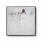 Stille Spur von Conny Wachsmann: Ein minimalistisches, abstraktes Originalgemälde auf schneller weißer Leinwand mit Grau- und Beigetönen. Im oberen Zentrum steht ein kleines rotes Haus hinter feinen Linien, die an Gräser erinnern.