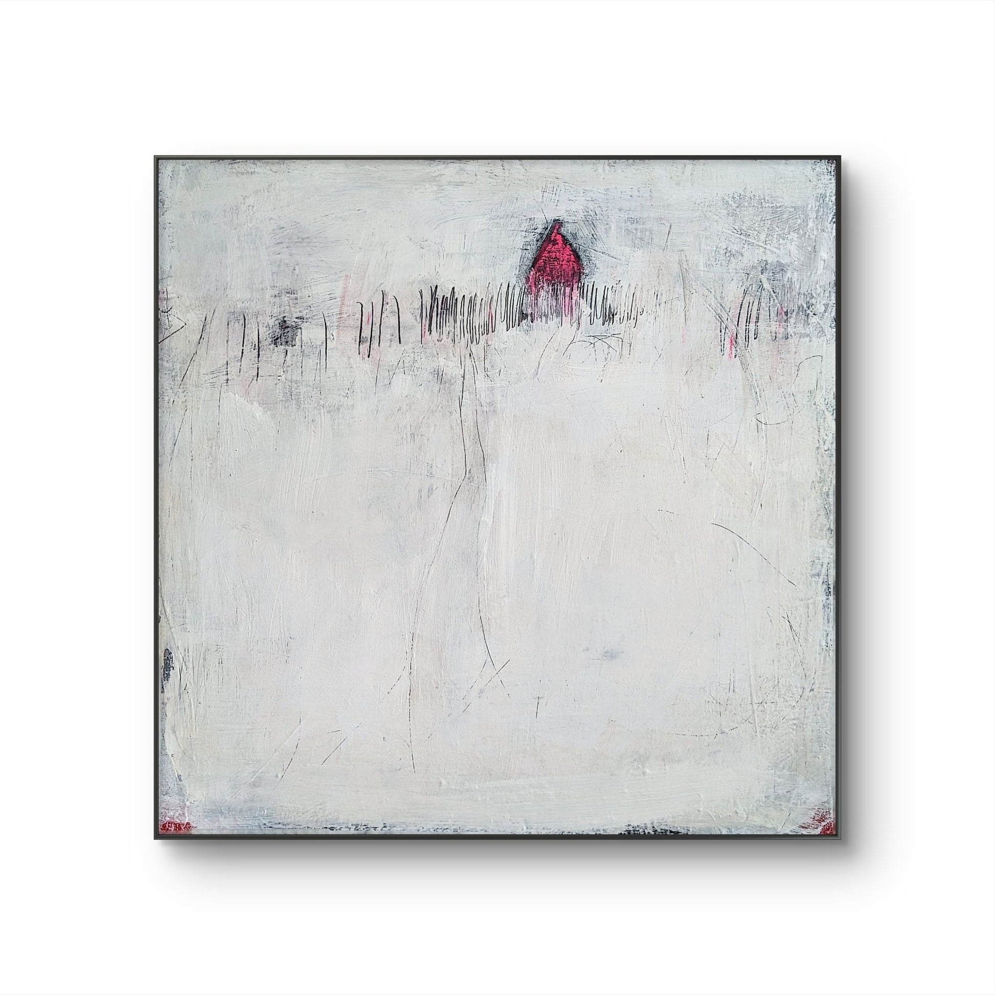 Stille Spur von Conny Wachsmann: Ein minimalistisches, abstraktes Originalgemälde auf schneller weißer Leinwand mit Grau- und Beigetönen. Im oberen Zentrum steht ein kleines rotes Haus hinter feinen Linien, die an Gräser erinnern.