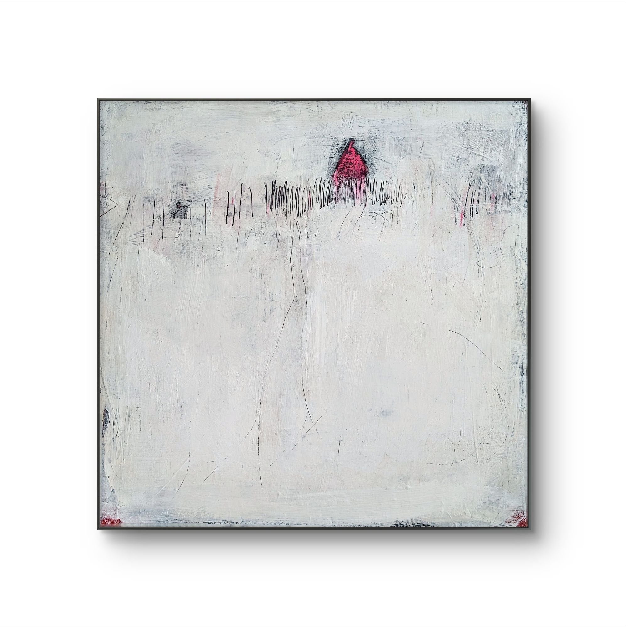 Stille Spur von Conny Wachsmann: Ein minimalistisches, abstraktes Originalgemälde auf schneller weißer Leinwand mit Grau- und Beigetönen. Im oberen Zentrum steht ein kleines rotes Haus hinter feinen Linien, die an Gräser erinnern.