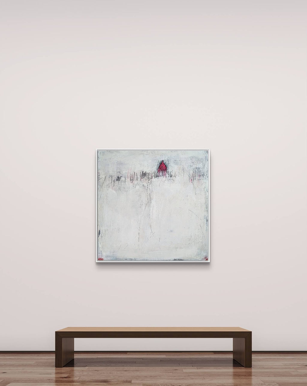 Eine minimalistische Galerie mit einer Holzbank steht gegenüber „Stille Spur“, einem abstrakten Originalgemälde von Conny Wachsmann in überwiegend weißen Tönen. Die strukturierte Oberfläche weist oben in der Mitte einen kleinen rot-schwarzen Akzent auf.