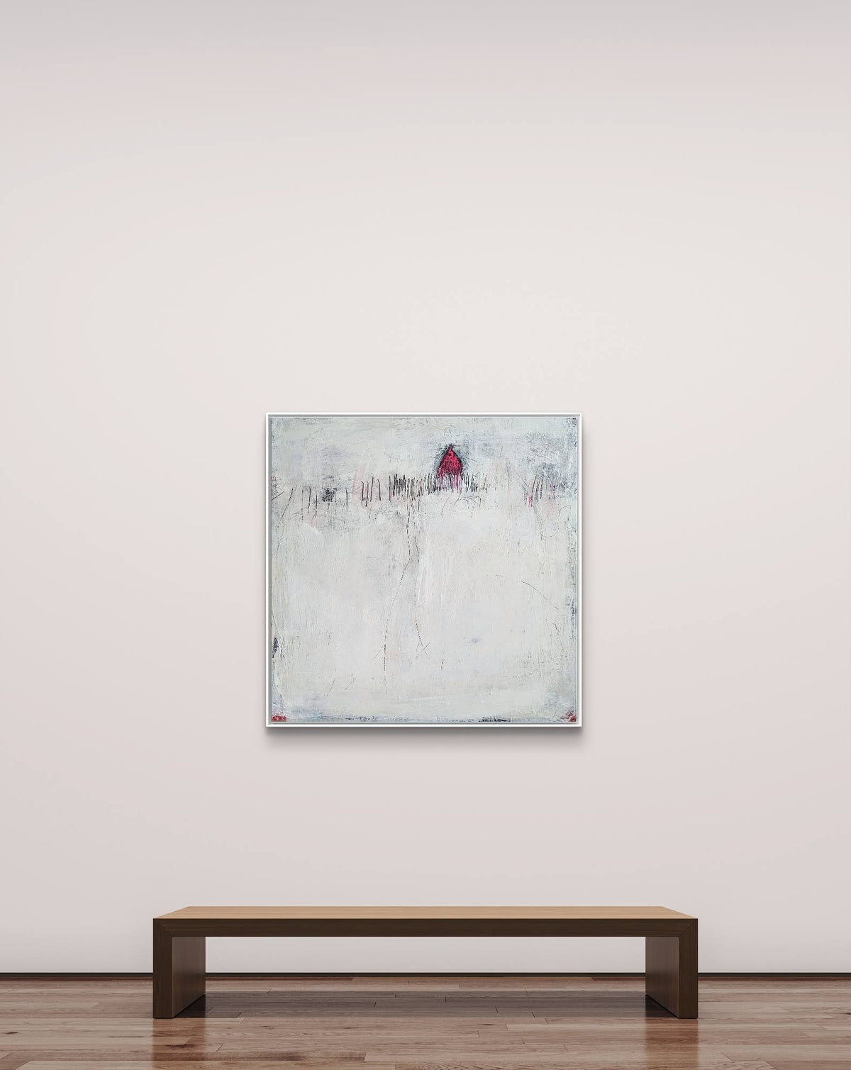 Eine minimalistische Galerie mit einer Holzbank steht gegenüber „Stille Spur“, einem abstrakten Originalgemälde von Conny Wachsmann in überwiegend weißen Tönen. Die strukturierte Oberfläche weist oben in der Mitte einen kleinen rot-schwarzen Akzent auf.