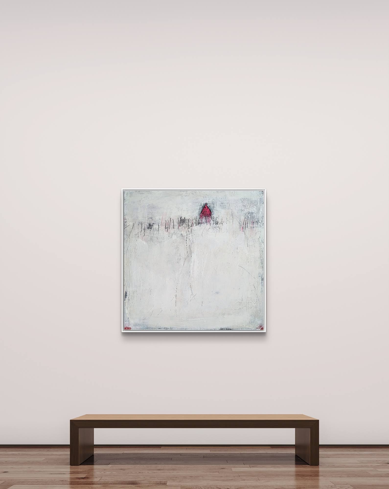 Eine minimalistische Galerie mit einer Holzbank steht gegenüber „Stille Spur“, einem abstrakten Originalgemälde von Conny Wachsmann in überwiegend weißen Tönen. Die strukturierte Oberfläche weist oben in der Mitte einen kleinen rot-schwarzen Akzent auf.