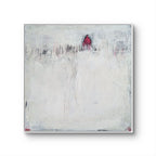 „Stille Spur“ von Conny Wachsmann, Künstlerin: Abstraktes Originalgemälde mit überwiegend weißem Hintergrund, dezenten grauen und schwarzen Linien und einer kleinen roten Hausform – erzeugt winterliche Stimmung und weist eine strukturierte Oberfläche auf.