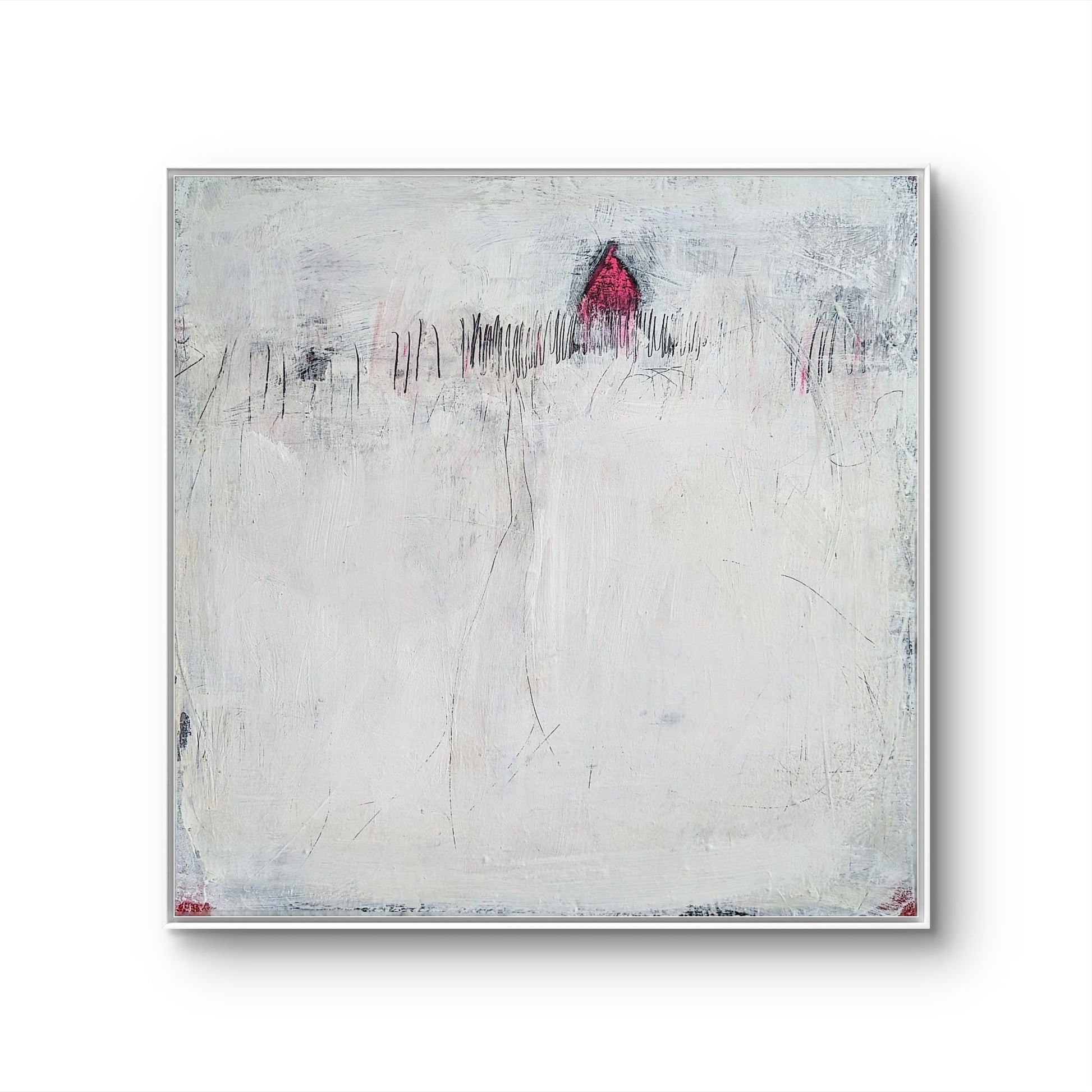 „Stille Spur“ von Conny Wachsmann, Künstlerin: Abstraktes Originalgemälde mit überwiegend weißem Hintergrund, dezenten grauen und schwarzen Linien und einer kleinen roten Hausform – erzeugt winterliche Stimmung und weist eine strukturierte Oberfläche auf.