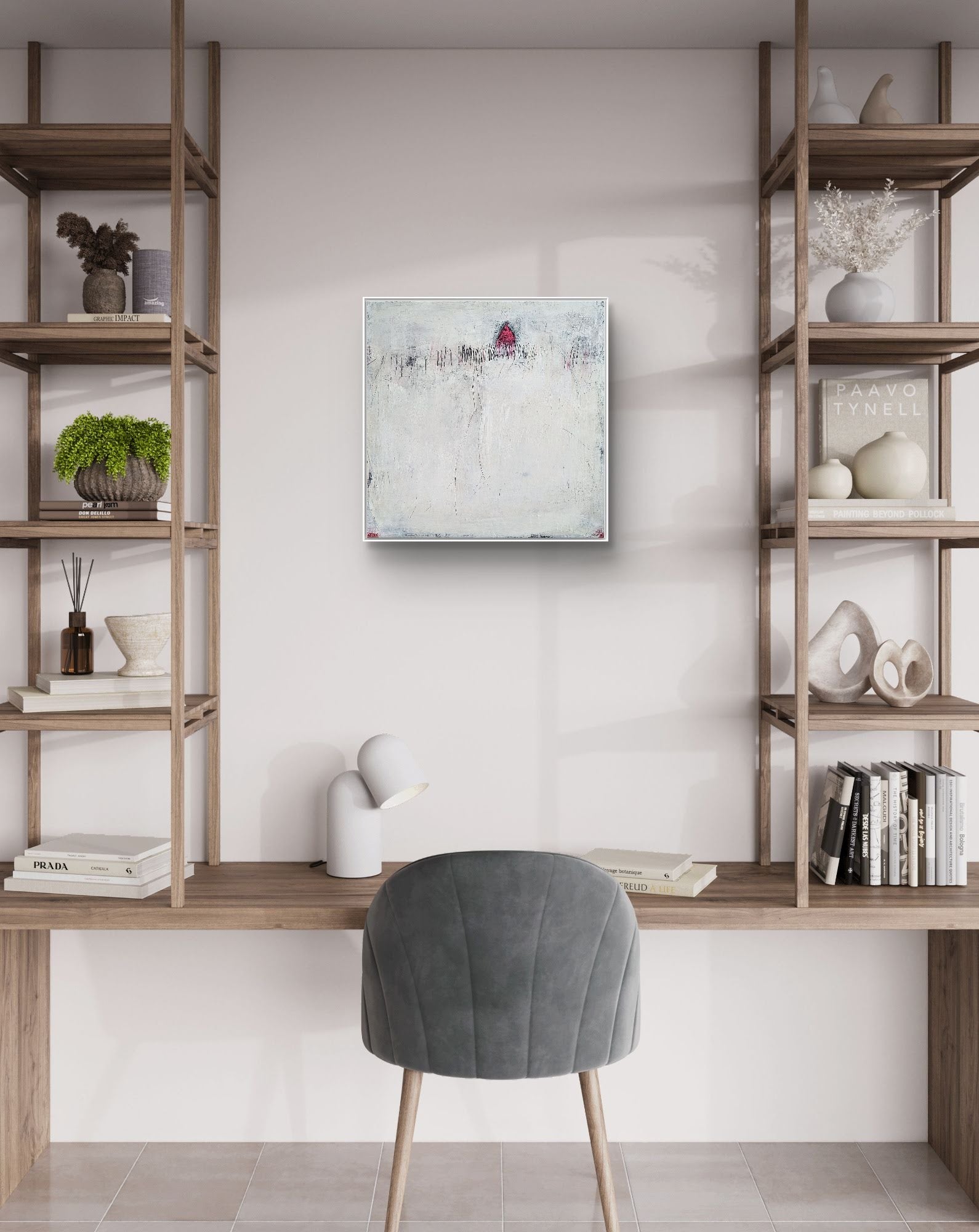 Ein modernes Homeoffice mit Holzregalen und einem grauen Stuhl an einem Holzschreibtisch. An der weißen Wand über dem Schreibtisch hängt „Stille Spur“ von Conny Wachsmann, Künstlerin – ein strukturiertes abstraktes Gemälde in hellen Farben.