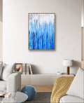 Blaues Strukturbild für Ihre Wand – Zeitgenössische Kunst in Wohnraumansicht