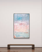 Ein minimalistisches Zimmer mit einer Holzbank und "Vorschiedene Weiten" von Conny Wachsmann mit blauen, rosafarbenen und weißen, strukturierten Pinselstrichen mit horizontalen Linien - eine heitere, moderne Note für jede artvergnuegen galerie.